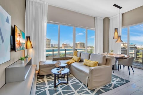 Luxury Amenities, Infinity Pool, Gym, Hot Tub Apartment in Hollywood Beach