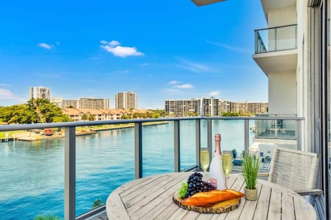 Luxury Amenities, Infinity Pool, Gym, Hot Tub Apartment in Hollywood Beach