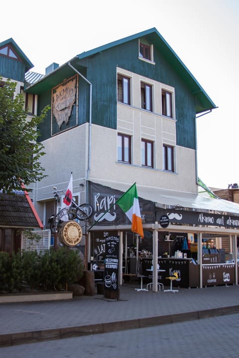 Property building, Facade/entrance, Food and drinks, Street view, Location