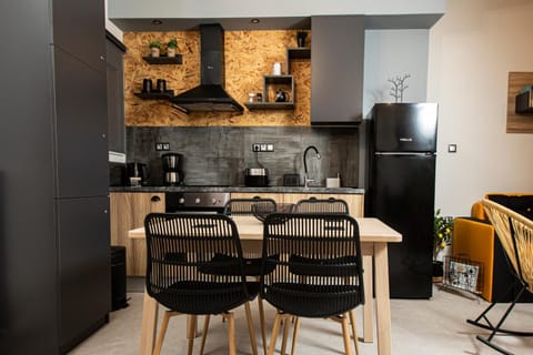 Coffee/tea facilities, Kitchen or kitchenette, Dining area