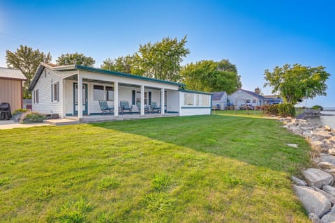 Waterfront Bay City Home with Dock and Boat Launch! House in Michigan