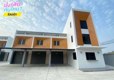 Property building, Facade/entrance, Property logo or sign