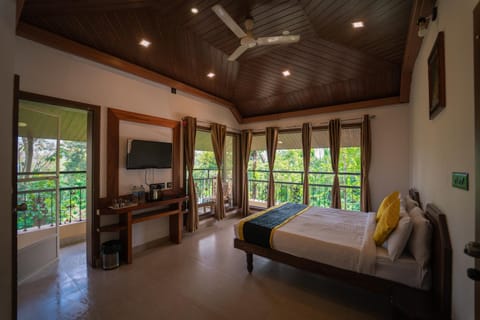 Bed, TV and multimedia, Photo of the whole room, Bedroom