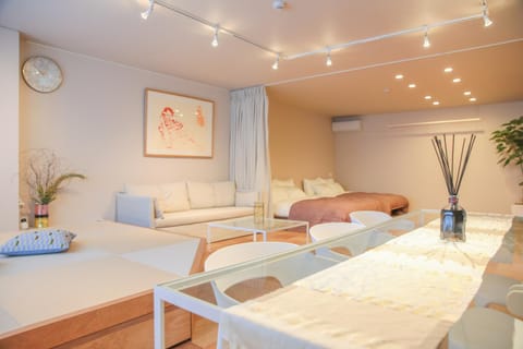 Bed, Living room, Seating area, Dining area, Bedroom