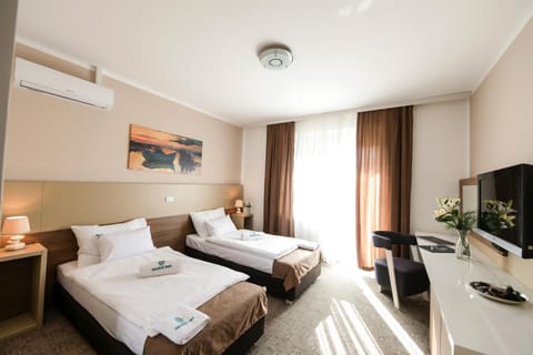 Bed, TV and multimedia, Photo of the whole room, Bedroom, hair dresser, air conditioner