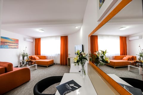 Bed, Living room, Photo of the whole room, Seating area, Bedroom, Family