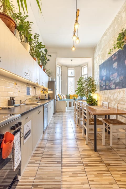 Coffee/tea facilities, Dining area, dishwasher, oven, stove, kitchen