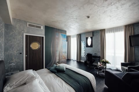 Bed, TV and multimedia, Living room, Seating area, Bedroom