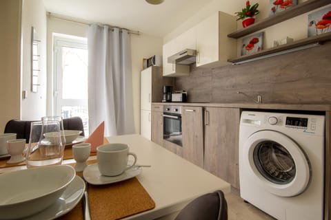 Facade/entrance, Day, Coffee/tea facilities, Balcony/Terrace, Kitchen or kitchenette, Seating area, Dining area