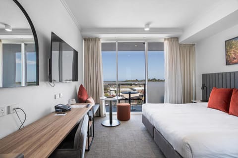 Natural landscape, Coffee/tea facilities, View (from property/room), Kitchen or kitchenette, Bedroom