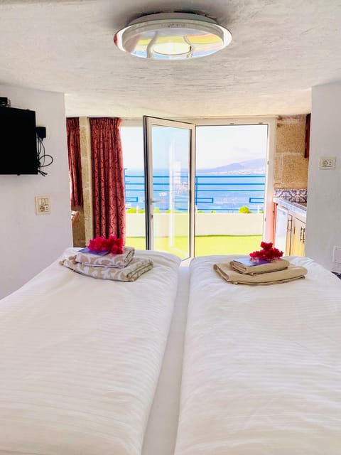 Bed, Natural landscape, TV and multimedia, Bedroom, Sea view, towels