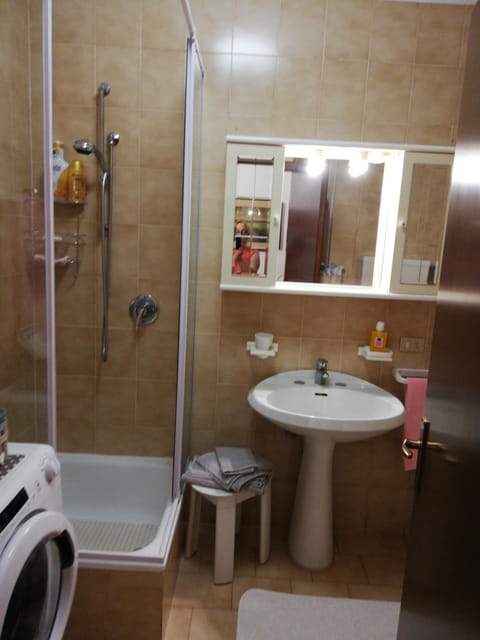 Shower, Toilet, Bathroom, towels, washing machine