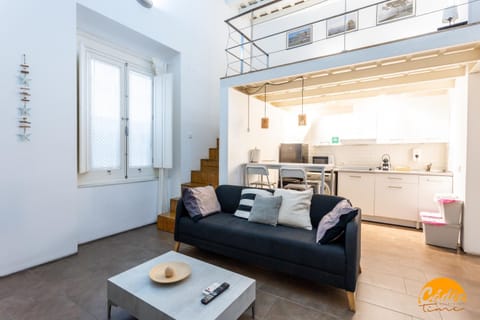 Coffee/tea facilities, Kitchen or kitchenette, Living room, stove, kitchen