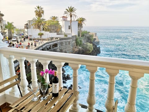 Property building, Nearby landmark, Balcony/Terrace, Beach, Sea view