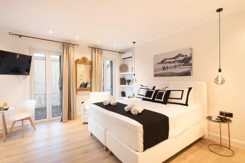 Bed, TV and multimedia, Photo of the whole room, Bedroom