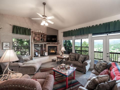 TV and multimedia, Balcony/Terrace, Living room, Seating area, Mountain view, fireplace