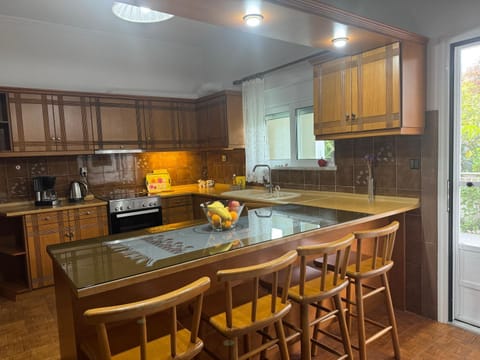 Kitchen or kitchenette, Dining area, stove