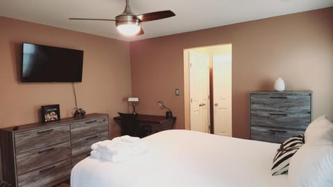 Bed, TV and multimedia, Bedroom