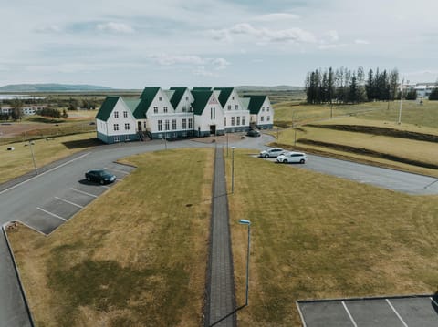 Property building, Day, Neighbourhood, Natural landscape, Bird's eye view, Street view, Location, Parking