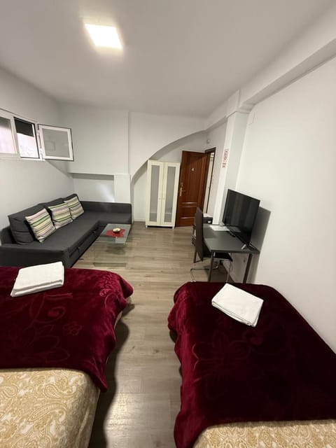 Bed, TV and multimedia, Photo of the whole room, Bedroom, towels