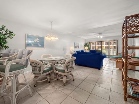 Balcony/Terrace, Living room, Seating area, Dining area, furniture