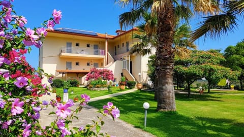 Property building, Facade/entrance, Garden, Garden view