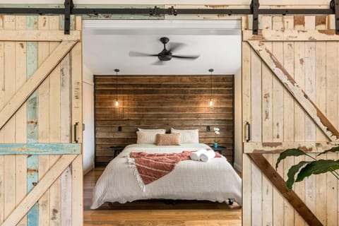 Bed, Photo of the whole room, Bedroom, towels, wedding, wedding