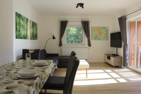 TV and multimedia, Living room, Dining area, Mountain view