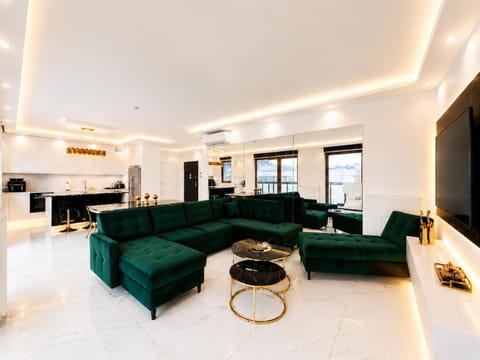 TV and multimedia, Living room, Seating area, Evening entertainment