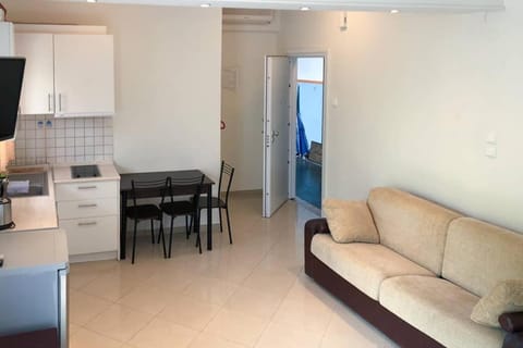 Kitchen or kitchenette, Living room, Seating area, Dining area, Communal kitchen