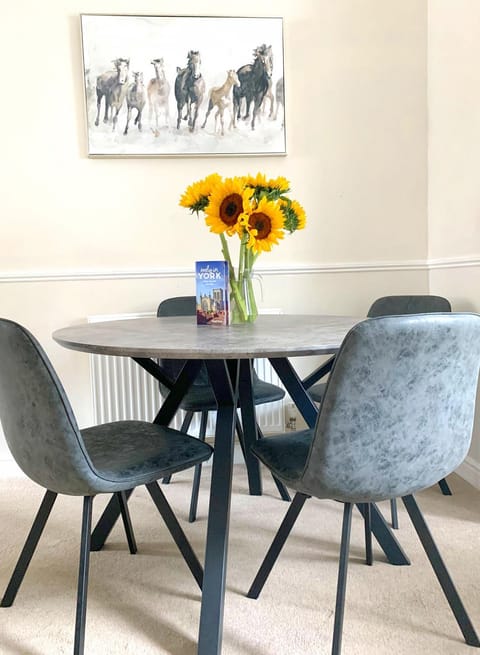 Seating area, Dining area