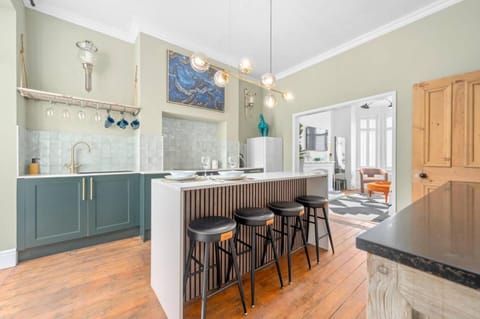 Large & Stylish Townhouse King Beds&free parking House in Salford