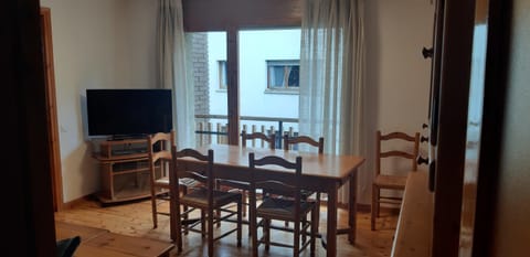 Communal lounge/ TV room, Living room, Dining area