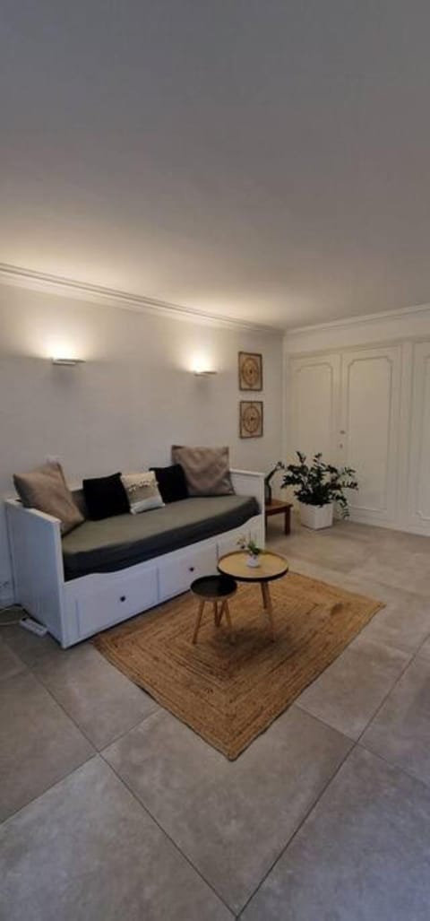 Bed, Living room, Lounge or bar, Photo of the whole room, Seating area, Bedroom