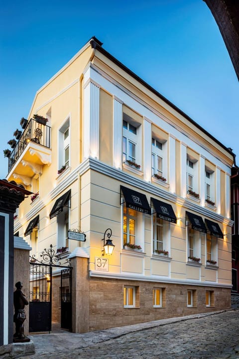 Property building, On site