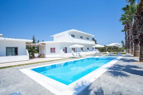 Property building, Swimming pool, Swimming pool