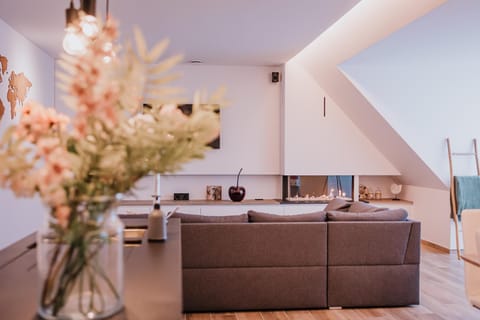 TV and multimedia, Seating area, Dining area, kitchen