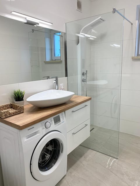 Shower, Bathroom, towels, washing machine