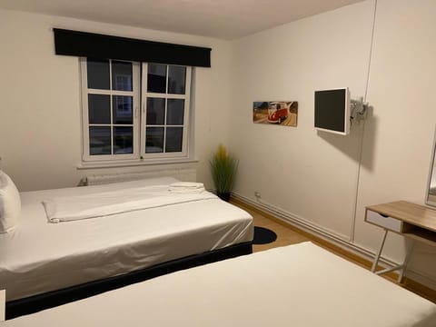 Bed, TV and multimedia, Bedroom