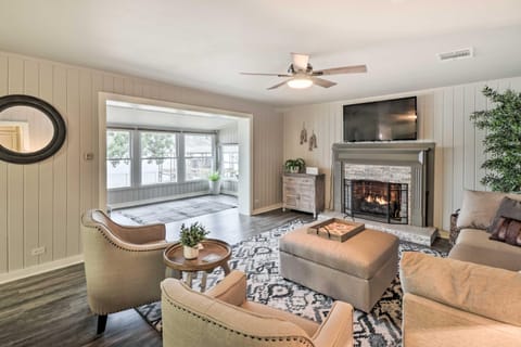 Kayaks, Dock Waterfront Escape on Lake Hamilton! House in Rockwell