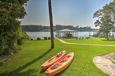 Kayaks, Dock Waterfront Escape on Lake Hamilton! House in Rockwell