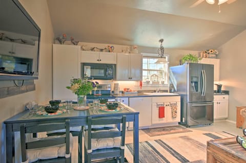 Updated Cabin with Fire Pit - 1 Mile From Downtown! Cabin in Fredericksburg