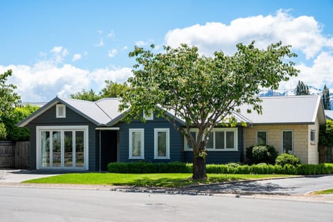 Property building, Spring, Day, Neighbourhood, Natural landscape, Garden, Garden view, Street view