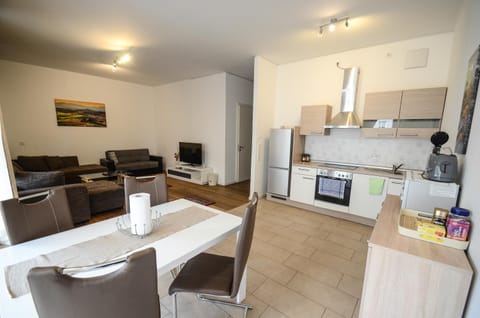 Kitchen or kitchenette, Seating area