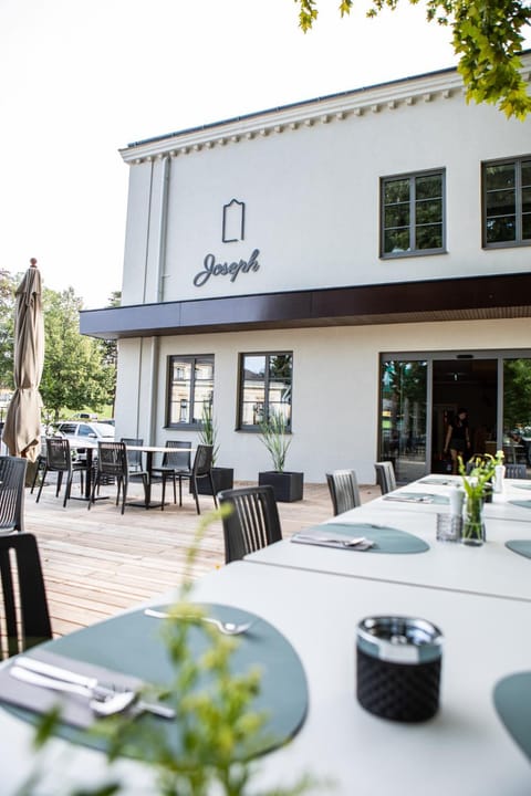 Restaurant/places to eat, Facade/entrance