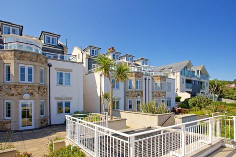 Property building, Neighbourhood