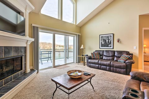 2 Pools! Group-Friendly Unit on Lake of the Ozarks Apartment in Ozark Mountains