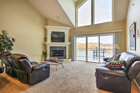2 Pools! Group-Friendly Unit on Lake of the Ozarks Apartment in Ozark Mountains