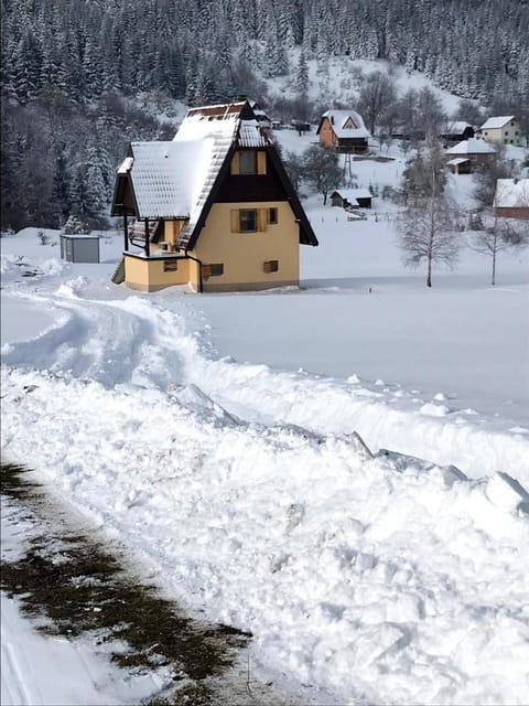 Property building, Facade/entrance, Neighbourhood, Winter