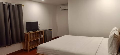 Communal lounge/ TV room, Bed, TV and multimedia, Photo of the whole room, Bedroom